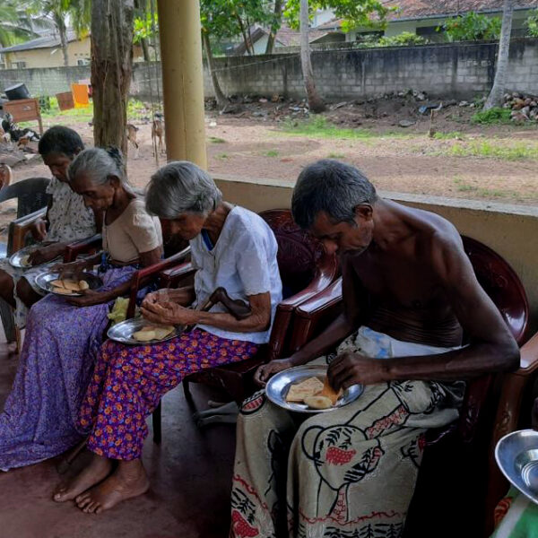 තමන්ගේ වත්කම් දරුවන්ට ලියා දී වැඩිහිටි නිවාසවල දුක් විදින දෙමාපියන්