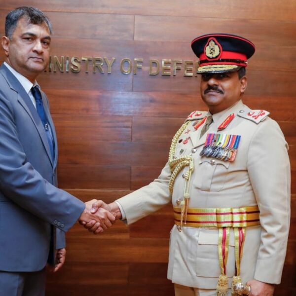 නව යුද හමුදාපතිවරයා ආරක්ෂක ලේකම් හමුවෙයි