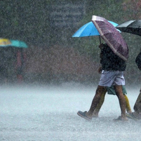 ධාරානිපාත වර්ෂාවෙන් ජීවිත දෙකක් බිලිගනී