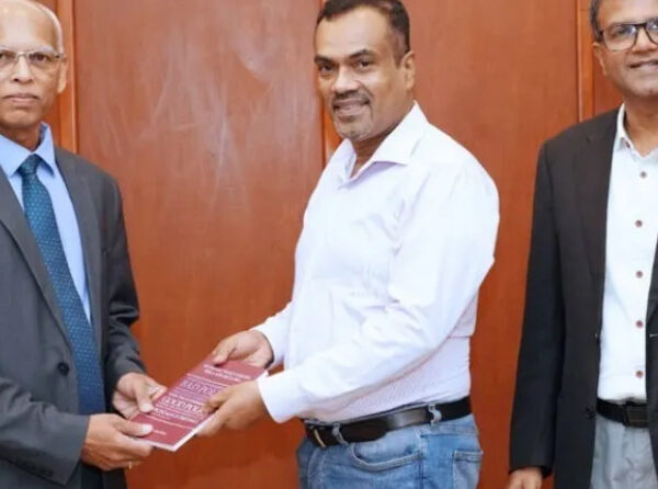 නව ශ්‍රී ලංකාව සඳහා ආර්ථික ප්‍රතිපත්ති පොත රජයට පිළිගන්වයි
