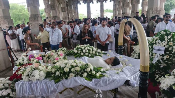 නිළි රැජනට බුහුමන් දැක්වීමට ජන ගඟක්