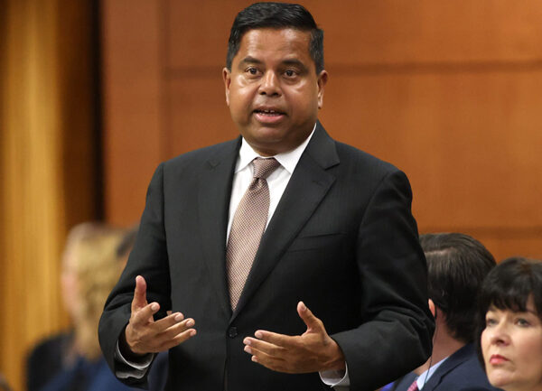 කැනඩාවේ මහජන ආරක්ෂක ඇමති ගැරී ආනන්දසංගරීට LTTEයට සහාය දුන් බවට චෝදනාවක්